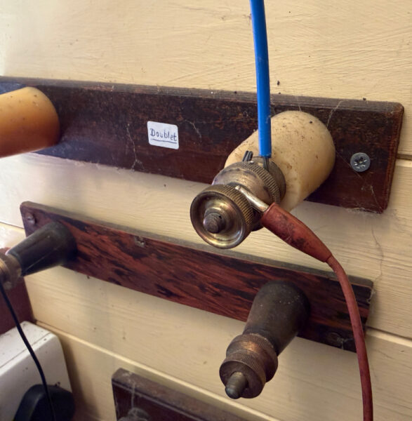 Connecting the antenna to the centre core of the tuner